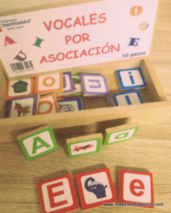 0053 *Vocales p/Asociación* (22x10cm.) 28 Piezas.