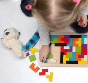 2239 *Tetris d/Colores en Madera* (18x27 cm.)