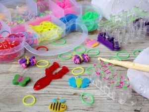 6312 *Caja con Ligas p/Hacer Pulseras* (20x12 cm.)