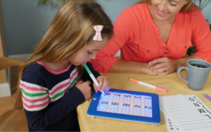 0496 Magic Pad (25.5x19.5 cm.) 3 Plumones Dobles+Borrador+Base Negra+30 Plantillas d/Ejercicios+Instructivo - Imagen 5