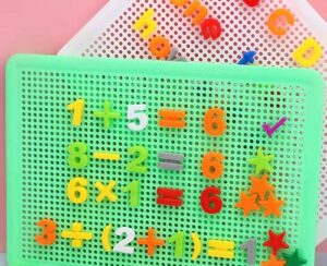 3184-3184 *Tablero d/Pijas en Forma de Números & Signos* (28x20 cm.)