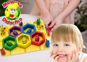 8504 *JUEGO DE COLMENAS* (22.5x18.5x1 cm.) Tablero+4 Colmenas+10 Abejas+Pinzas de Madera. - Imagen 2