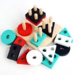 8594 *Apilador Geométrico d/Ensarte con 4 Columnas* (11.8x11.7x6.8 cm.) - Imagen 3