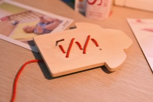 8564 *Montessori Early Education Wear Buttons* (12.5x14.5x1.5 cm.) 12 Pcs. 1 Camiseta d/Madera +10 Botones+1 Cordón. - Imagen 4