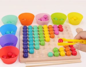 8344 *Tablero Clasificador de Motricidad Fina* (27x20.5x5 cm.) 89 Pcs. - Imagen 2