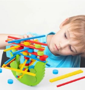 8354 *Balanza Cocodrilo de Madera* (21x14.5x4.3 cm.) 67 Pcs. - Imagen 2