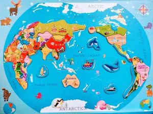 9764 *Planisferio Magnético* (37x29 cm.) 1 Tablero+1 Plumón+ 34 Figuras+22 Tarjetas Dobles+42 Letras y Números Magnéticos.