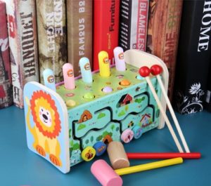 9784 *Caja de Golpeo, Laberinto y Xilófono Leoncito* (23.7x13.7x11.3 cm.)