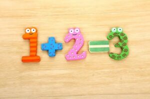 11Z59 *Números y Signos Magnéticos de Madera* (6 cm.) 15 Pcs. - Imagen 4