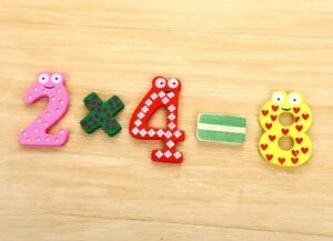 11Z59 *Números y Signos Magnéticos de Madera* (6 cm.) 15 Pcs. - Imagen 5