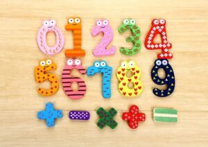 11Z59 *Números y Signos Magnéticos de Madera* (6 cm.) 15 Pcs. - Imagen 6