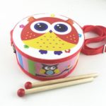 13T5 *Tambor de Madera c/Baquetas y Correa* (15x7 cm.) 10 Diferentes. - Imagen 3