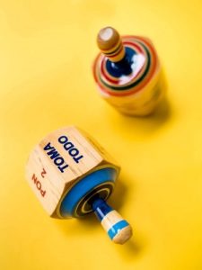 0167 *Pirinola Toma-Todo de Madera* (6.5x12 cm.)