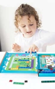 1774 *Regleta Magnética p/Jugar en Tableros* (22x26 cm.) 18 Tableros +40 Number Blocks.