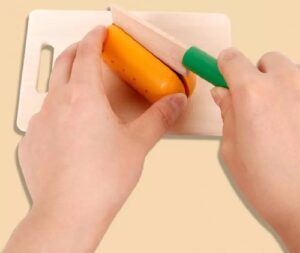 2204 *Frutas y Verduras de Madera con Velcro p/Cortar en Estuche Plástico* (16x12 cm.) 9 Pcs. - Imagen 3