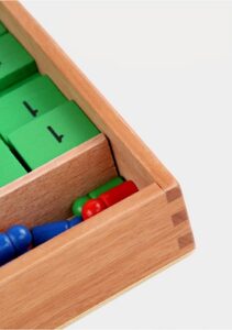 3634 *Stamp Game Montessori-Valor Posicional* (30x22.3x4 cm.) - Imagen 3