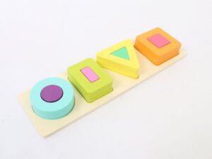 3794 *Tablero Ampliable de Reconocimiento Lógico 4 Formas* (30x9 cm.) 16 Figuras+1 Tablero.