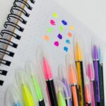 6358 *Pluma de Gel NEON p/Hoja Negrea o Blanca* (12x15 cm.) 12 Pcs.