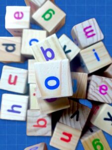 4198 *Dado ABECEDARIO MINUSCULAS e/Madera* (3 cm.) Bolsa d/Vinil c/24 Pcs.