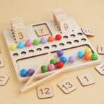 4465 *Tablero Montessori 2 en 1* (24.5x23 cm.) Tablero+Pinzas+20 Perlas+20 Números.