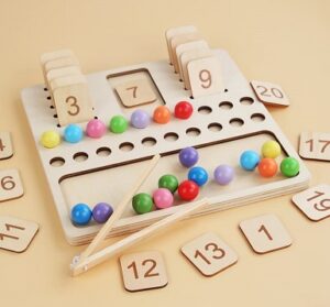 4465 *Tablero Montessori 2 en 1* (24.5x23 cm.) Tablero+Pinzas+20 Perlas+20 Números.