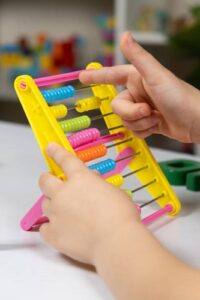 4246 *Ábaco Plástico de 9 Líneas* (10x15 cm.) 4 Colores Diferentes.