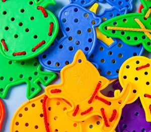 0820 *ANIMALITOS Y FRUTAS PARA ENHEBRAR en Bolsa* (28.80×29 cm.) 15 Pcs.+Cordones.