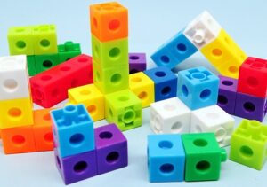 0820 *POLICUBOS DIRECCIONALES en Bolsa* (28.80×29 cm.) 80 Pcs. Aprox.