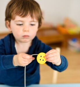 0820 *BOTONES GEOMÉTRICOS PARA ENHEBRAR en Bolsa* (28.80x29 cm.) 70 Pcs. Aprox. + Cordones.