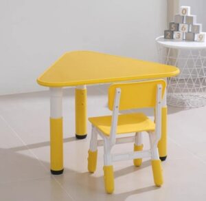 3002 *Mesa Triangular Cubierta d/Madera Altura Ajustable* (60x 48 a 60 cm.) 5 Colores Diferentes. - Imagen 3