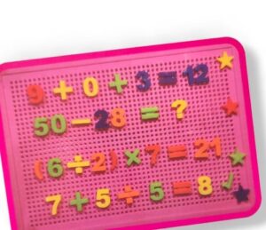 6664 *Caja de PIJAS NUMÉRICAS* (30x22 cm.) Tablero +210 Pijas.