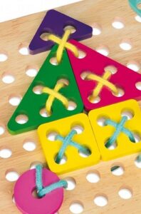 6774 *Tablero Geométrico p/Enhebrar y Crear* (18x18 cm.) Tablero+10 Figuras+Cordones. - Imagen 2