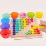 7284 *Tablero Perlas de Madera* (28.5x21 cm.) Tablero+ 80Perlas +Pinzas+ Cuchara+ Palillos+8 Recipientes d/Colores. - Imagen 4