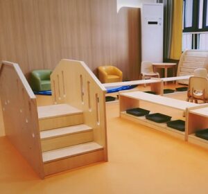 7304 *Escalera Recta Pasamanos de Madera 6 Escalones* (120x75x45 cm.)