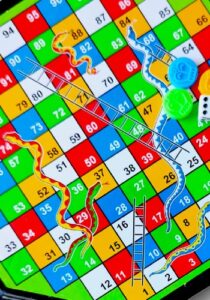 9722 *Mini Juego de Mesa Plástico* (14 cm.) SERPIENTRES Y ESCALERAS - Imagen 4