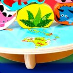 3734 *Balanza Columpio de Madera DINOS* (20.5x19 cm.) 1 Balanza+10 Figuras +2 Dados. - Imagen 4