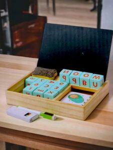 0341 *Construcción de Palabras* (23.5x19 cm.) 65 Tarjetas+14 Blocks+Pizarrón y Accesorios. - Imagen 2