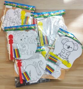 1170 *Abanico d/Mano p/ILUMINAR con Plumones* (18x35 cm.) 6 Diferentes. - Imagen 2