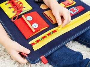 4354 *TABLERO Textil Motricidad Fina* (30x25.5 cm.) 9 Cierres. - Imagen 4