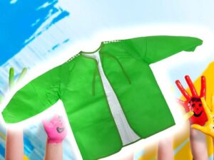 9027 *Mandil Infantil Plástico CON Mangas c/Bolsas* (35×50 cm.) 9 Colores Diferentes.