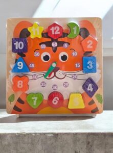 2363 *Reloj d/Madera Figuras Geométricas* (18x18 cm.) 3 Diferentes.