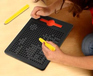 3292 *TABLERO MAGNÉTICO DE DIBUJO* (22x18 cm.) Tablero c/Lápiz+20 Trajetas+380 Perlas Magnéticas. - Imagen 2