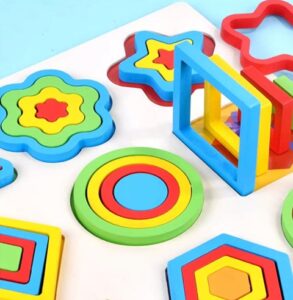 9775 *TABLERO de Secuencias Geométricas d/Madera Base Ilustrada* (30x30 cm.) 42 Pcs.+Tablero.